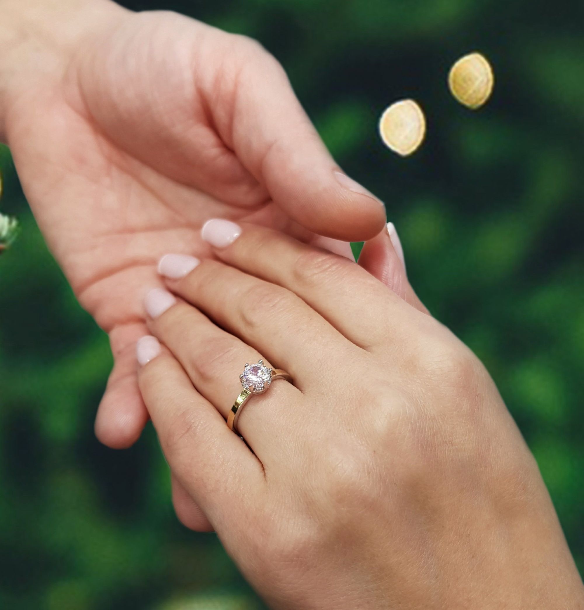 Na którym palcu nosi się pierścionek zaręczynowy?